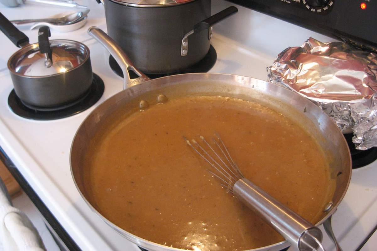 Brown gravy on stove