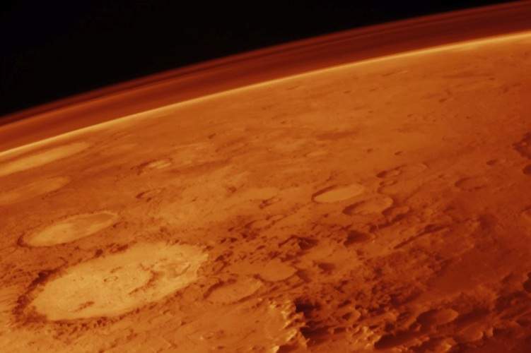 The martian horizon as seen from orbit around the red planet