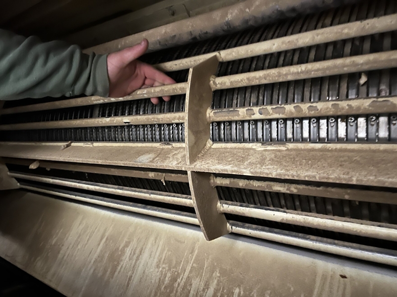 Machine for removing sticks from cotton lint 