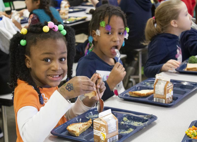 children eating a school lunch
