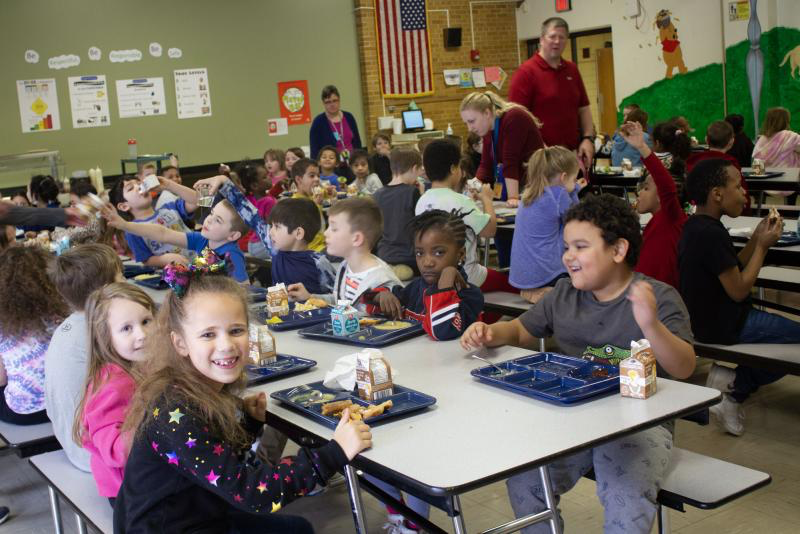 elementary school kids eating lunch
