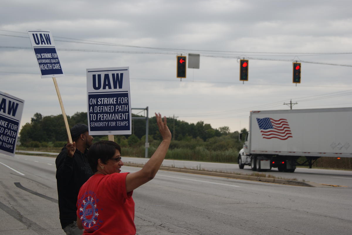 UAW members picketing