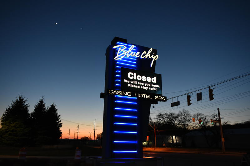 A closed sign on a casino.