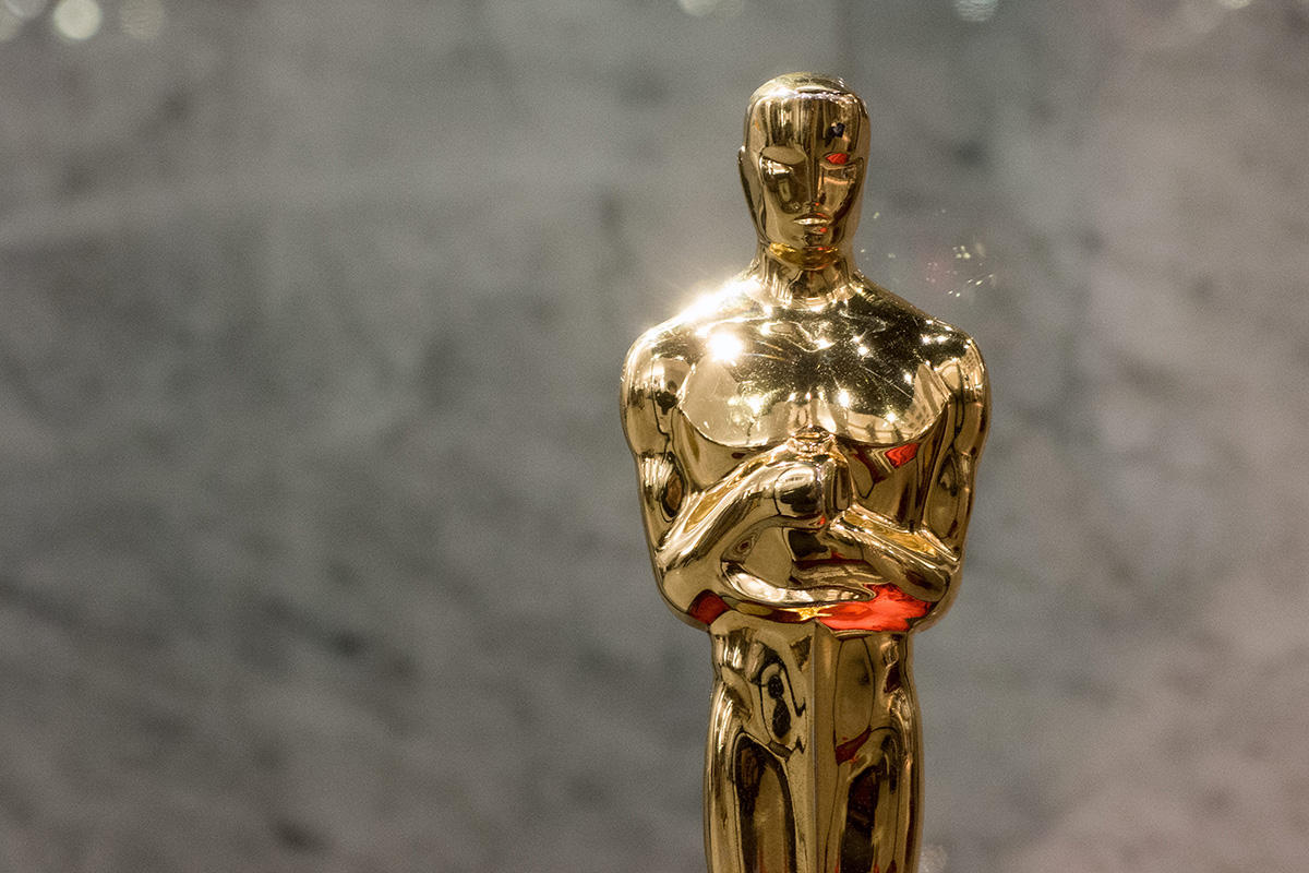 An Oscars statuette award.