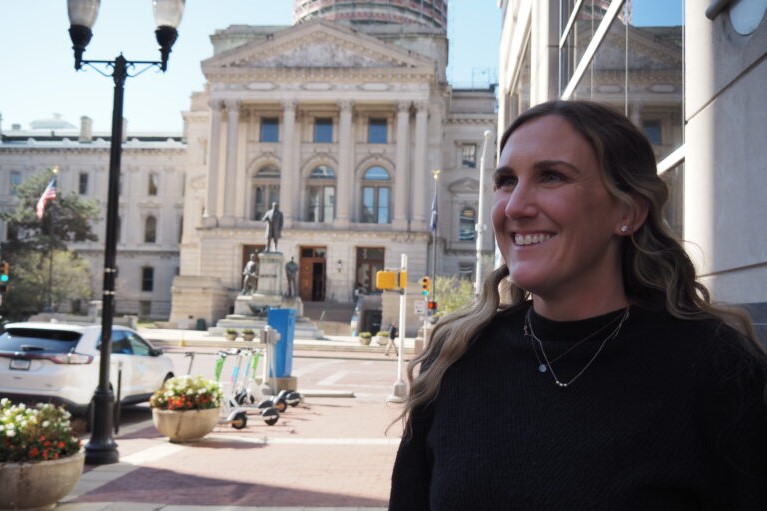 Abbey Hall smiling in front of the Statehouse