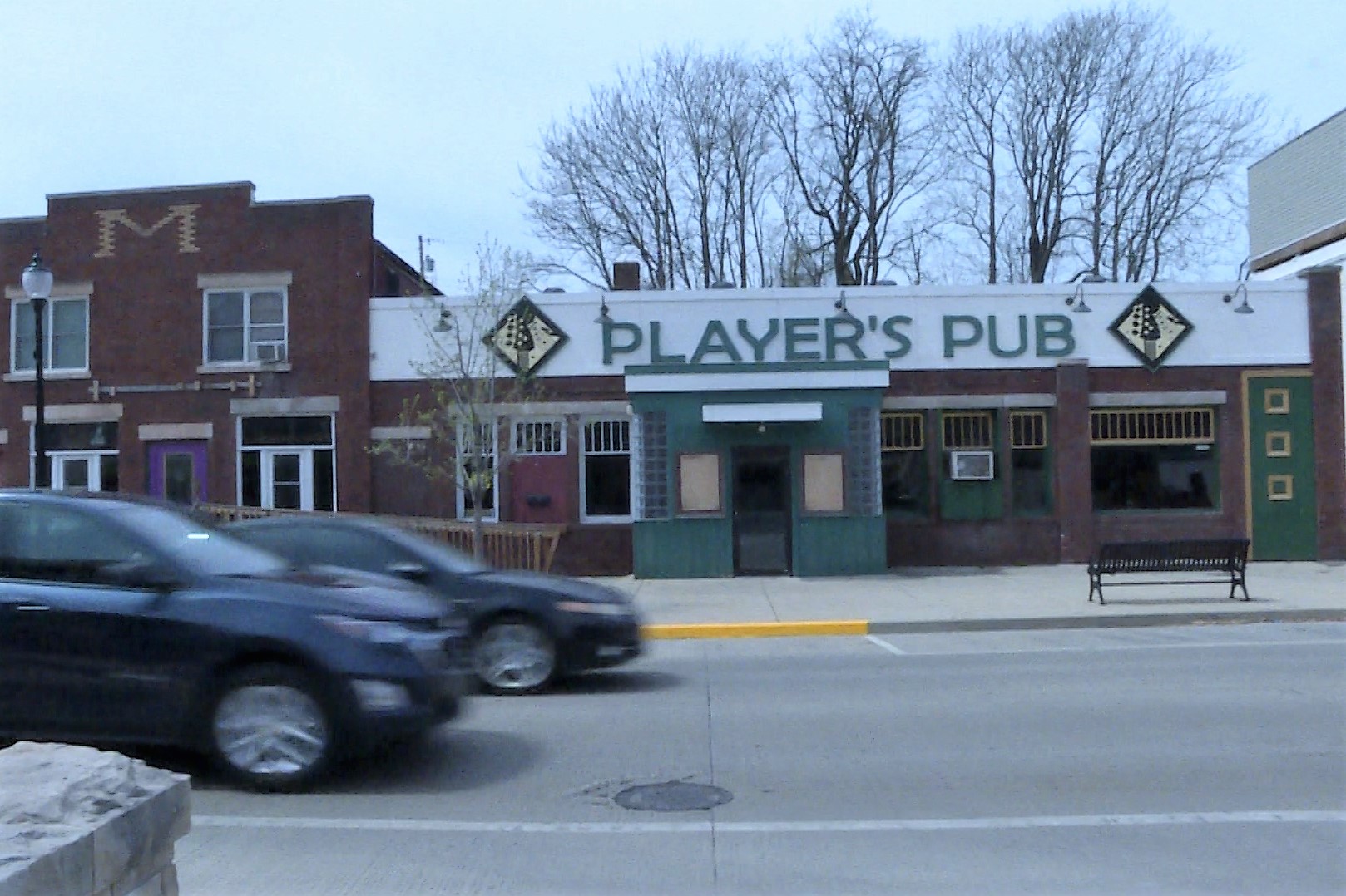 exterior of players pub on s walnut