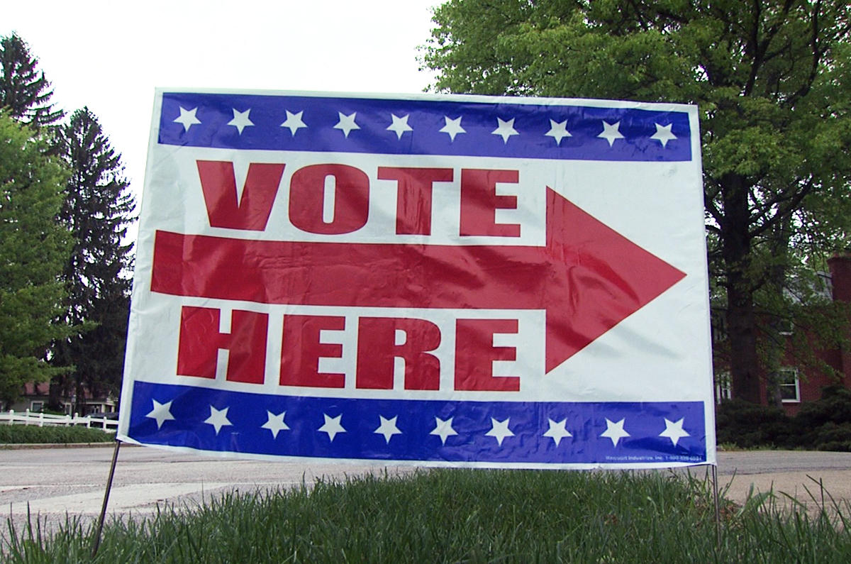 A generic 'vote here' sign in Bloomington.