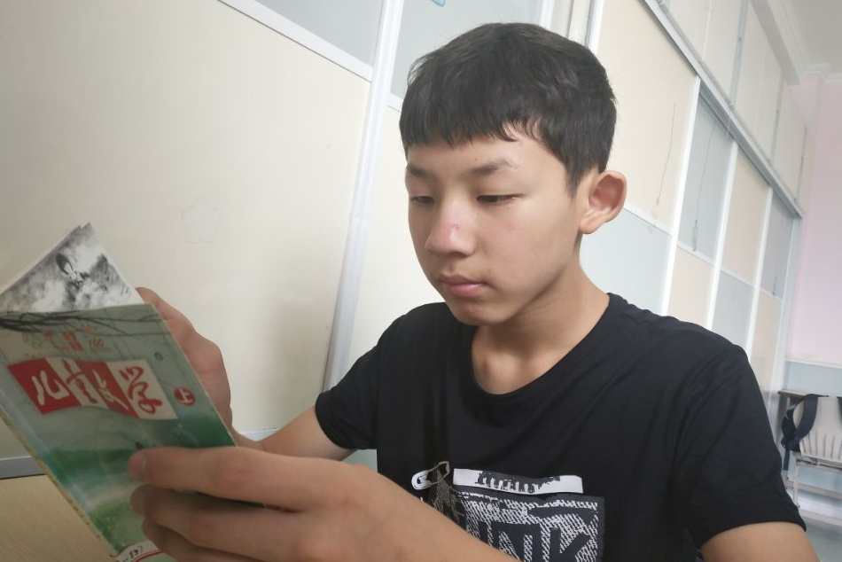 ZhouJi reading a book.