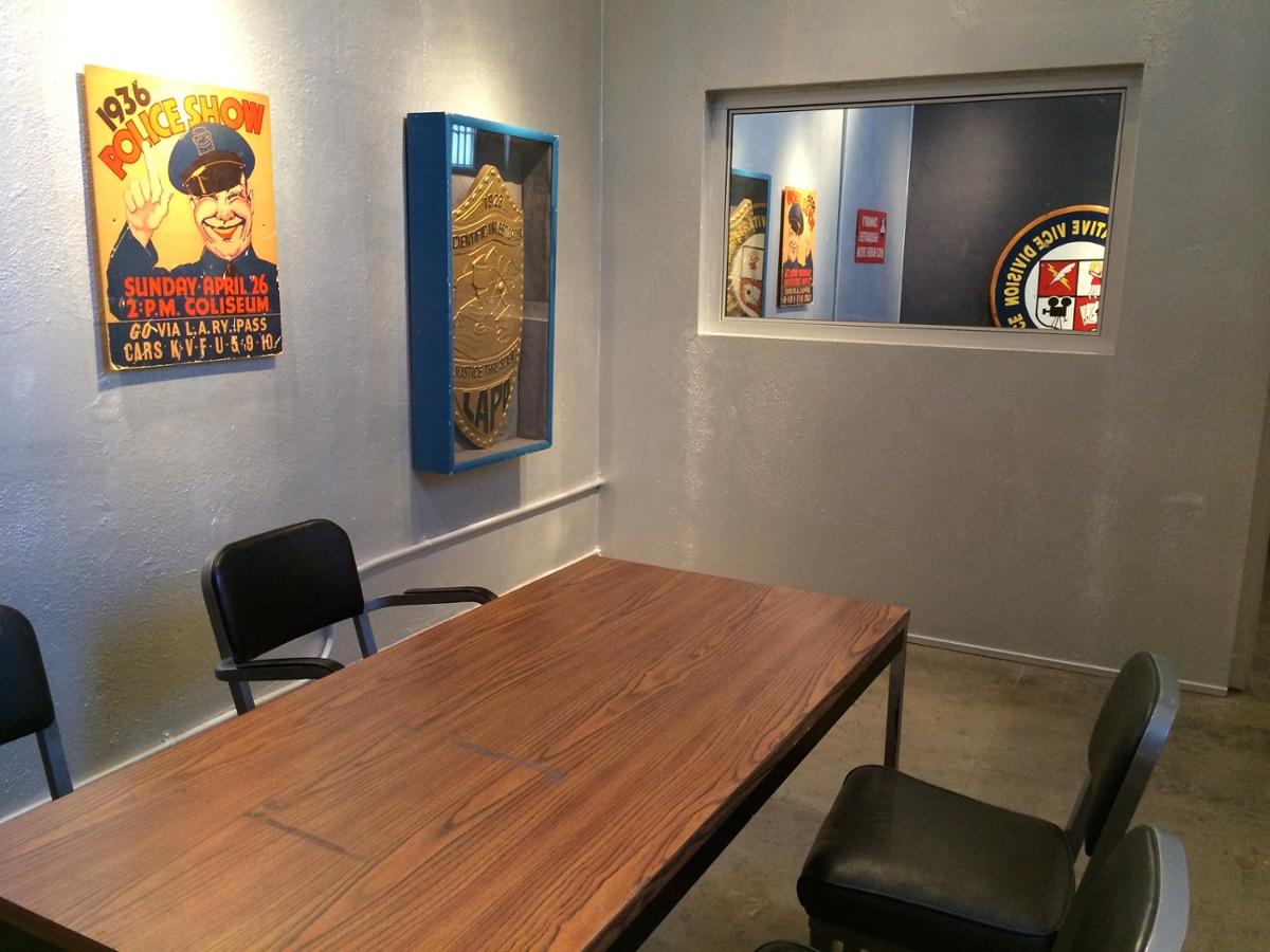 A fake interview room with a one-way mirror, displayed in the Los Angeles Police Museum