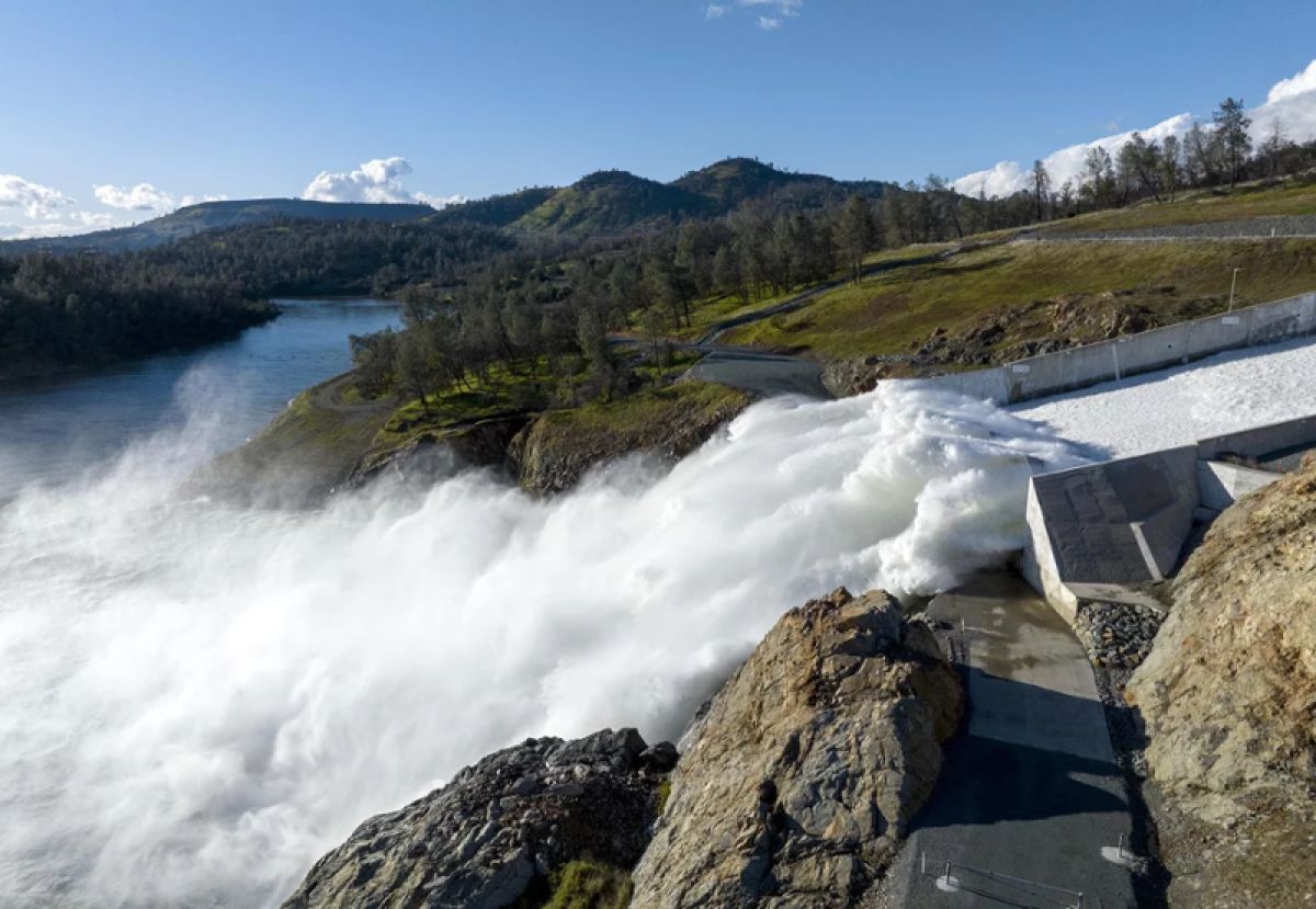 A waterfall at the end of Lake Oroville