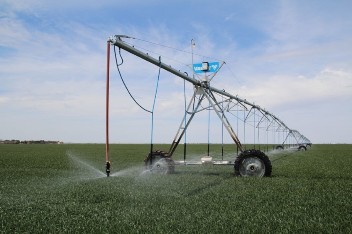 An irrigation system on a Kansas field 