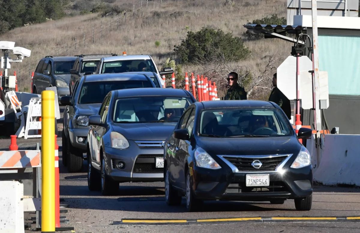 Cars crossing the U.S.-Mexican border 