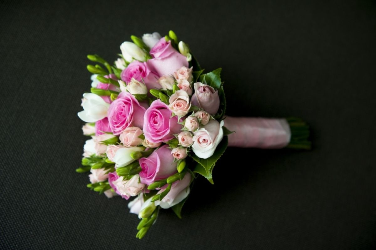 wedding-bouquets_roses-w-ribbon.jpg