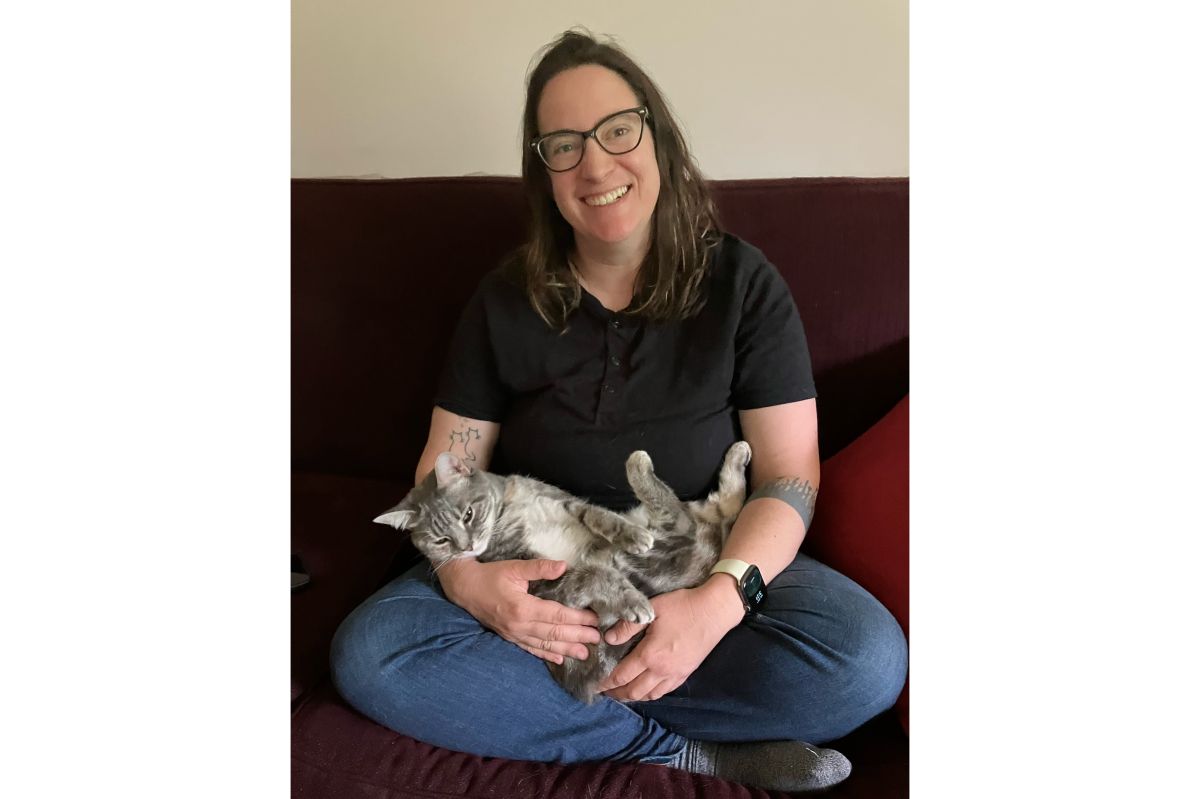 Stephanie Solomon on a couch with a cat