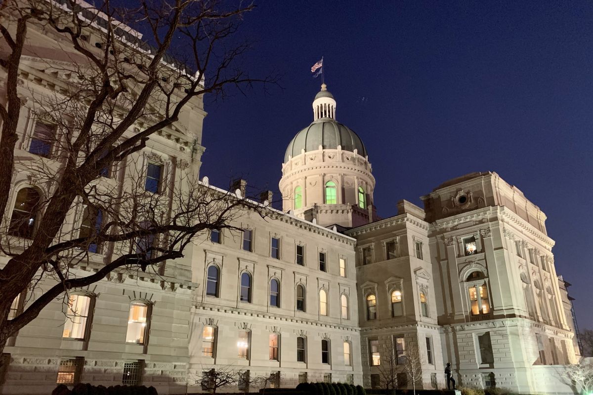 Night time statehouse under a twinkly starry sky