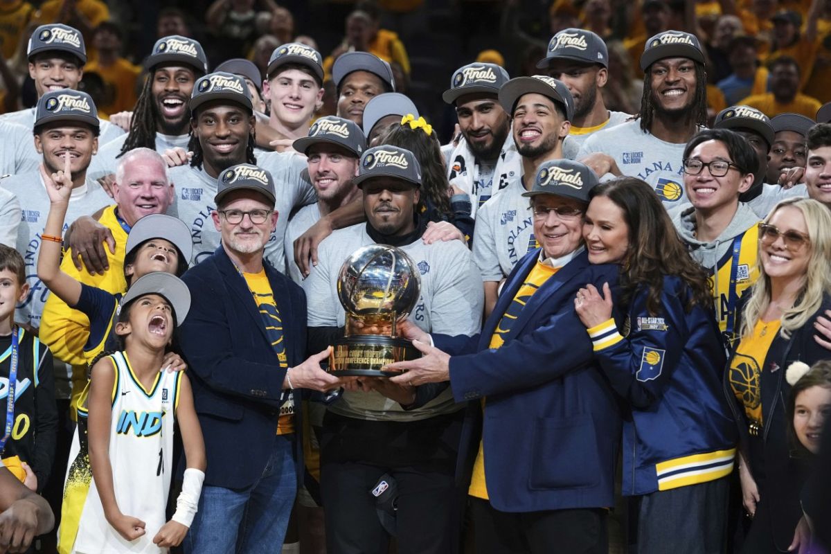 AP OK - The Indiana Pacers team celebrates after winning Game 6 of the Eastern Conference finals of the NBA basketball playoffs against the New York Knicks in Indianapolis, Saturday, May 31, 2025. - Michael Conroy / AP Photo