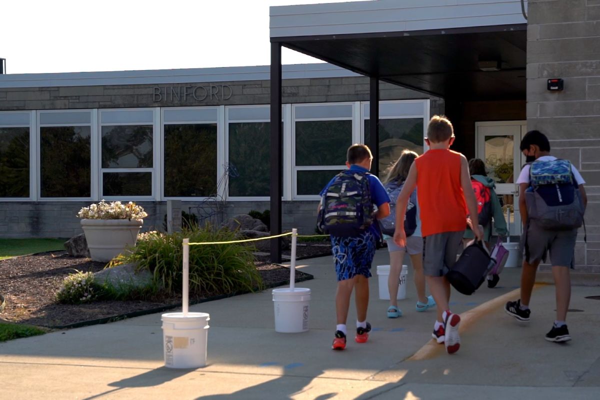 Students at Rogers-Binford Elementary walking into school on the first day 2021.