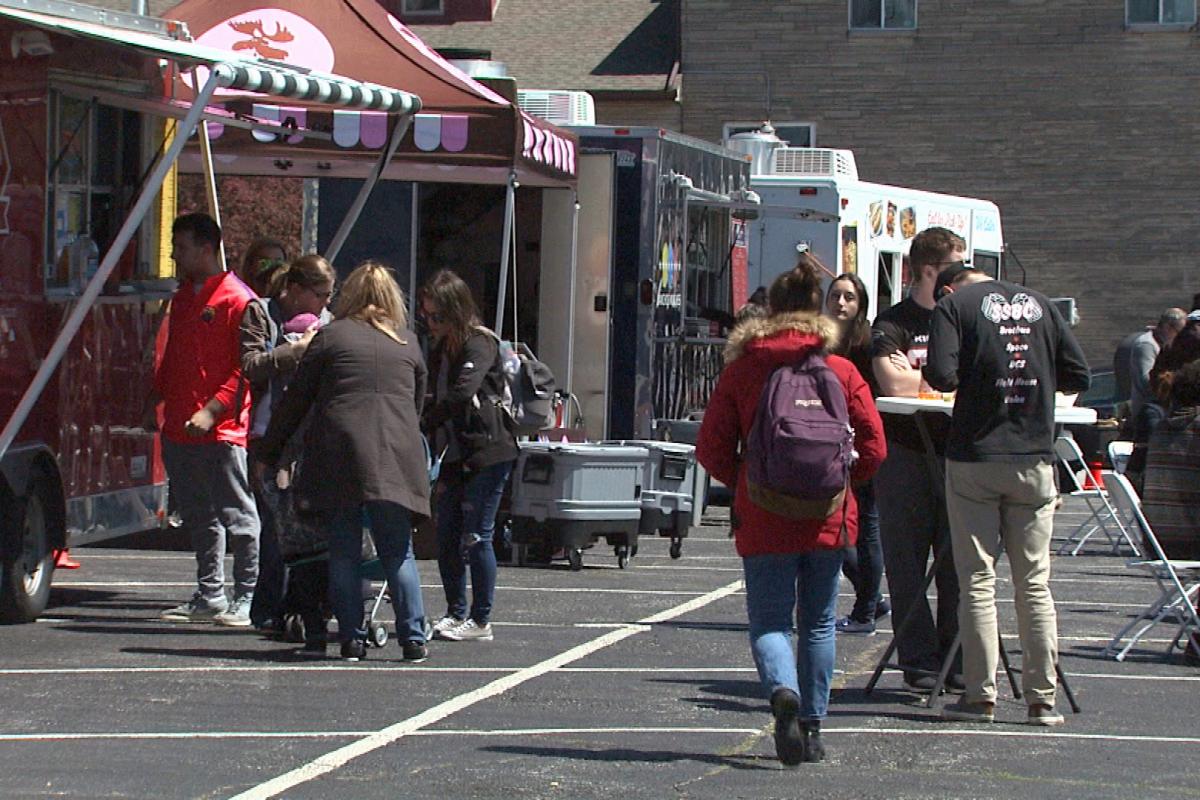 Crowd in front of food trucks