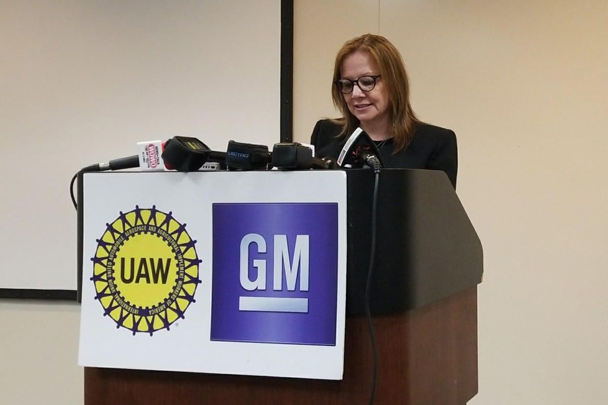 General Motors CEO Mary Barra speaks at a podium.
