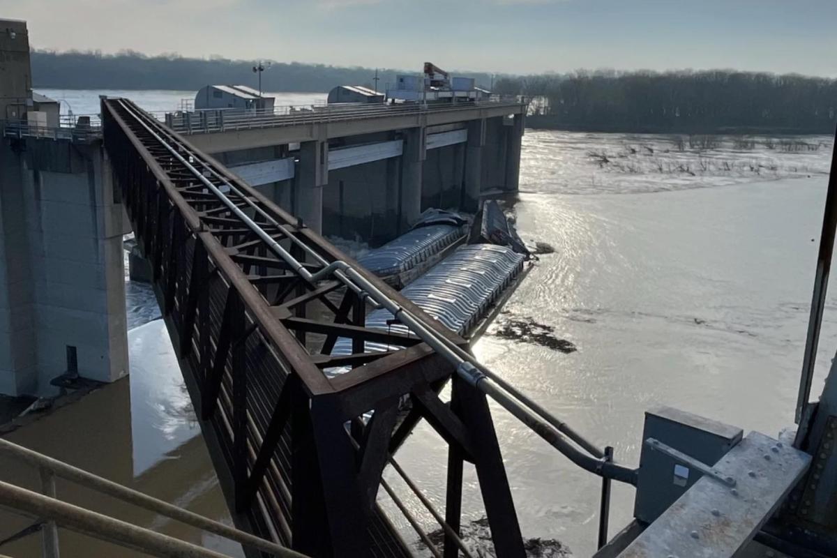 Ten barges broke free from a vessel near the entrance to the Portland canal in Louisville early Tuesday morning, three ended up pressed against the McAlpine Dam