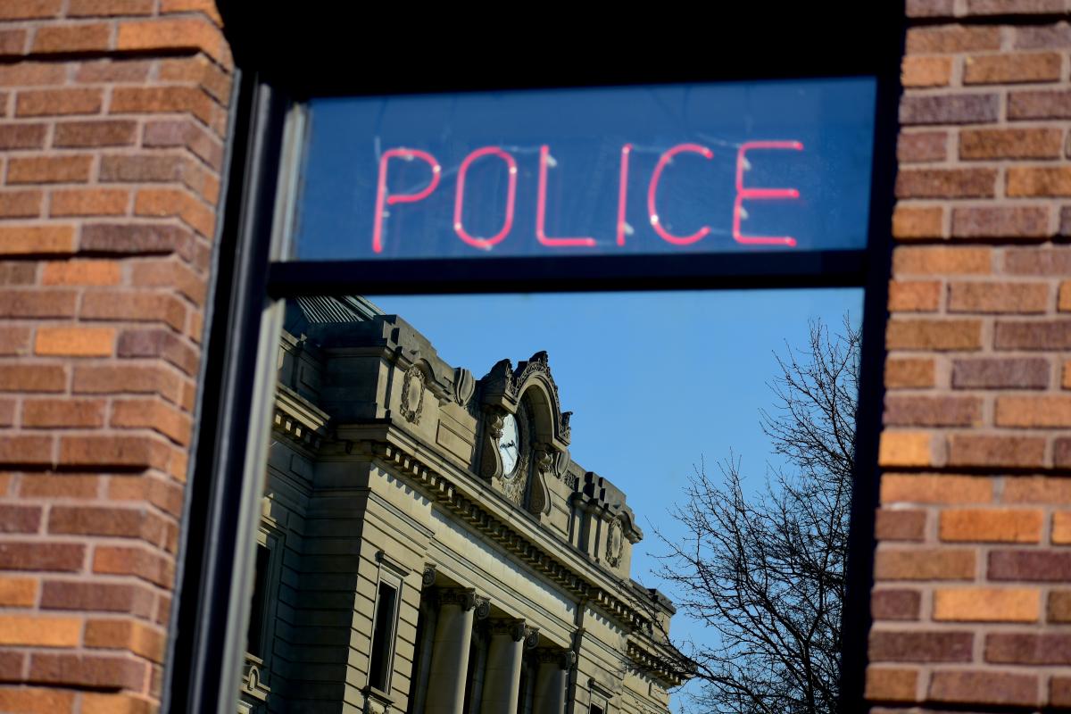 Members of the public who get within 25 feet of on-duty police after being told to stop would commit a Class C misdemeanor under legislation headed to the governor's desk. 
