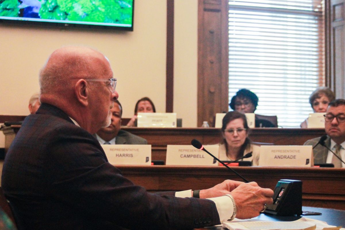 travis holdman speaking in statehouse meeting