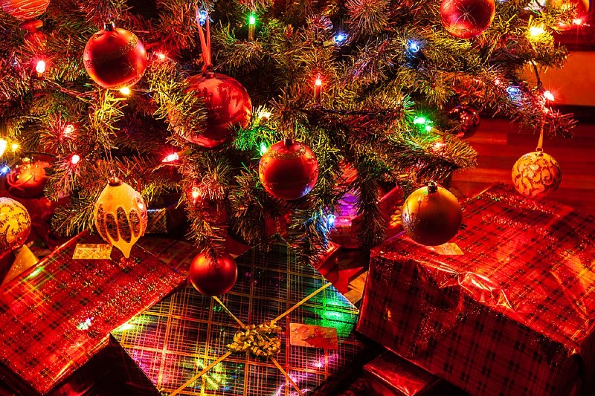 Christmas tree with presents 
