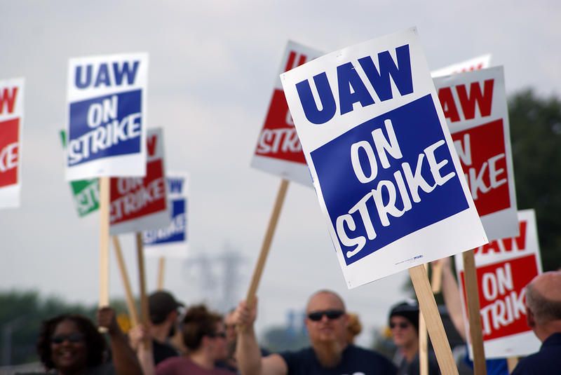 UAW members at GM's Fort Wayne Assembly plant picket