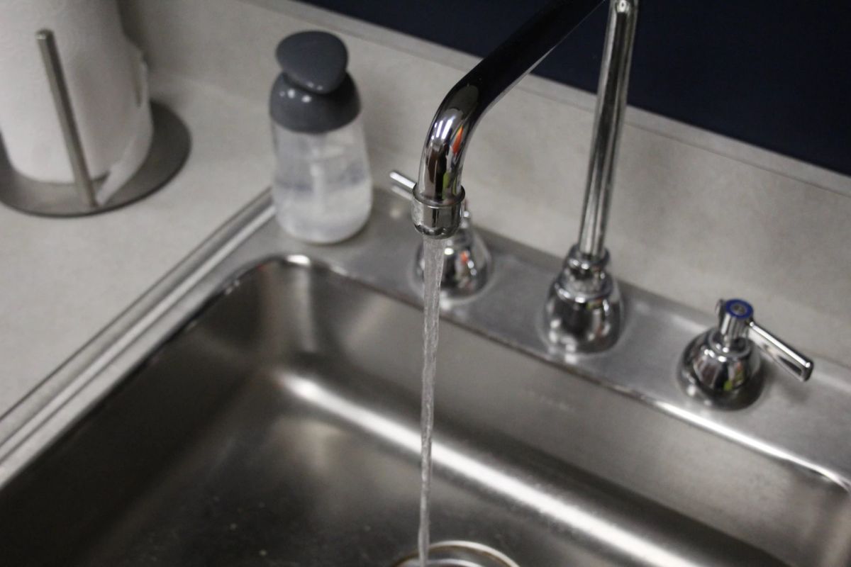 running water faucet on kitchen sink