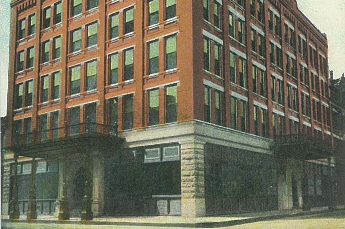 Vintage postcard of the Hotel Vendome, Evansville, Indiana.