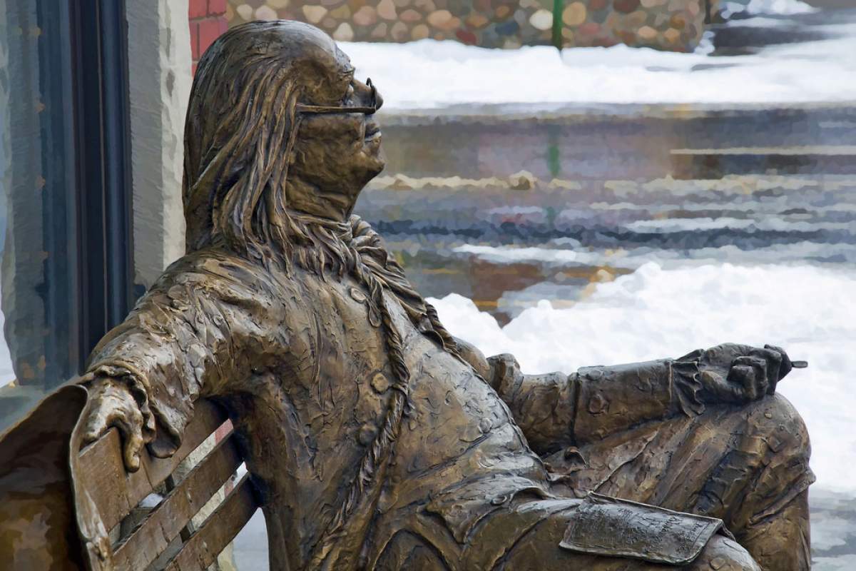 statue of ben franklin on a bench