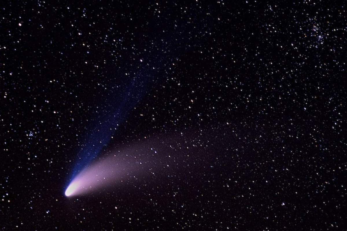 Hale-Bopp comet with two tails