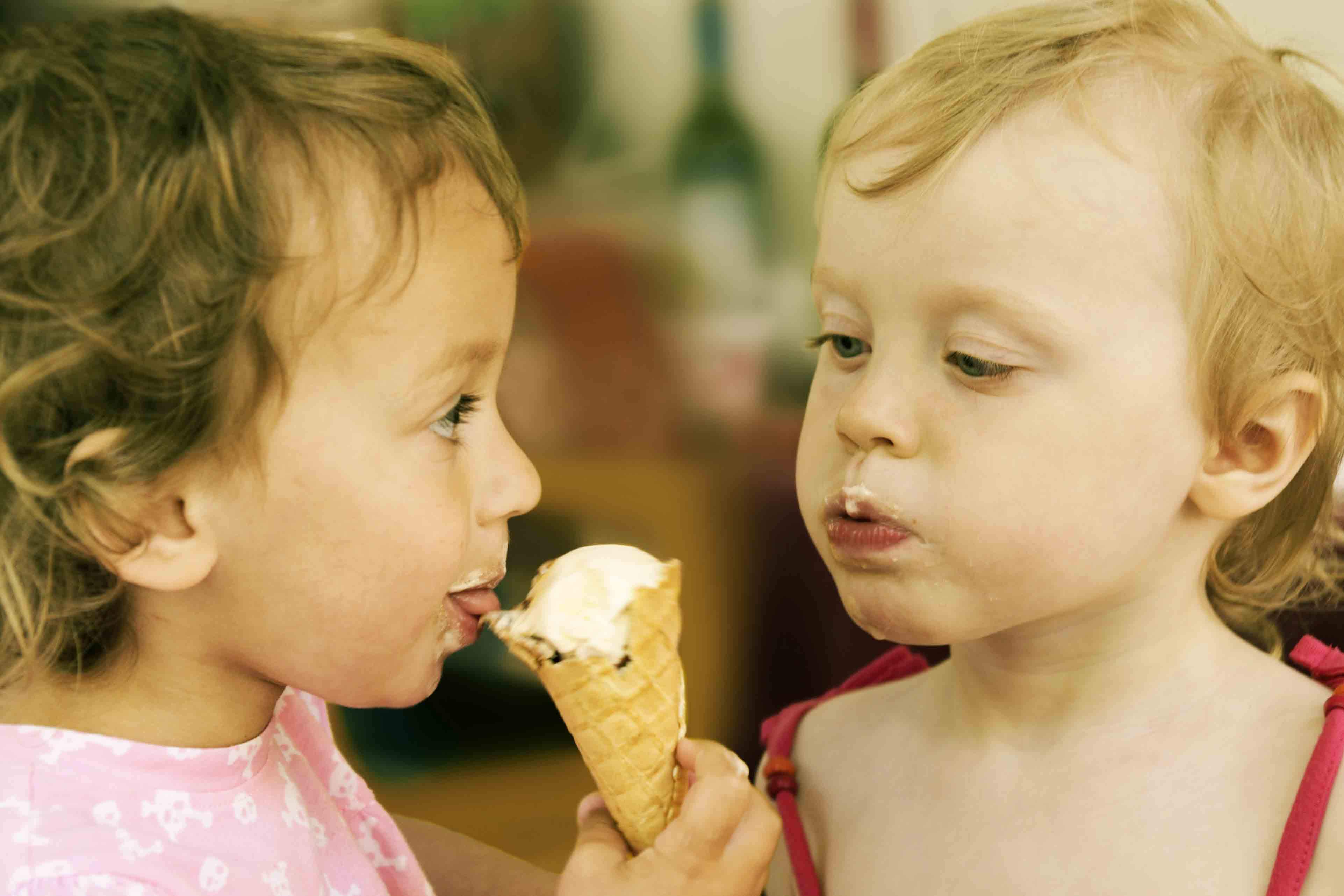 kids sharing an ice cream cone