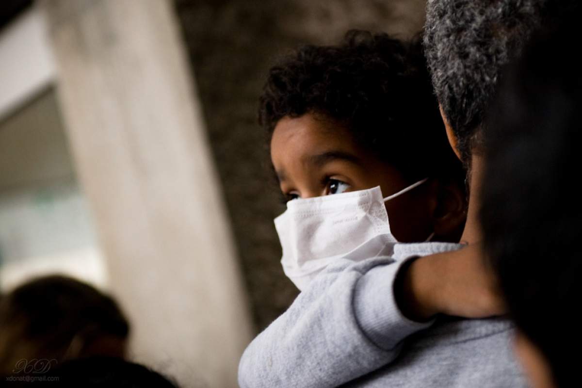 A child wearing a flu mask in an attempt to avoid airborne contaminants (Xavier Donat, Flickr)