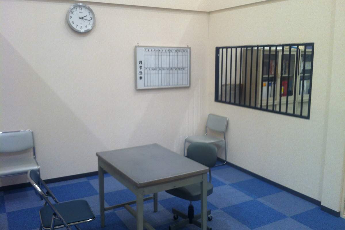 An interrogation room with a one-way mirror. ( Noh Man Duek, Wikimedia Commons)