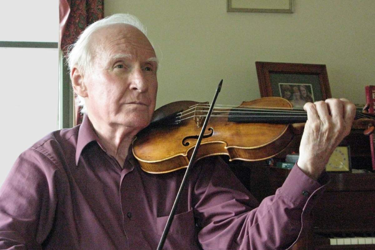 Stanley Ritchie playing his 1670 Jacobus Stainer violin wearing a purple shirt