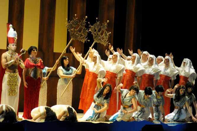 a dramatic moment from Akhnaten