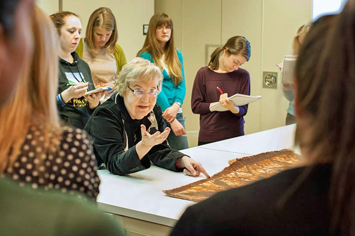Adrienne Kaeppler discusses tree bark art with anthropology students