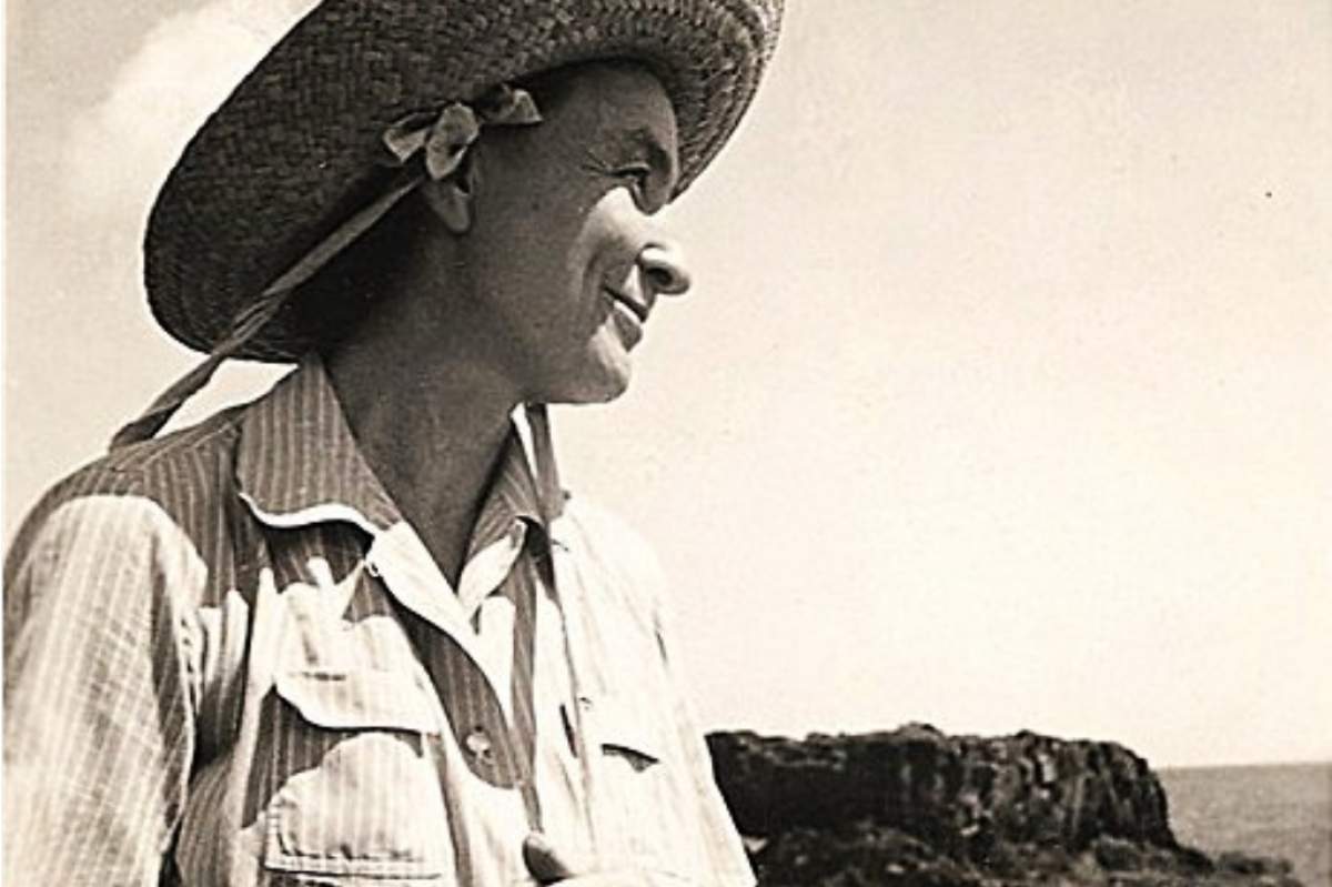 Georgia O’Keeffe in Hawaii, 1939, (Anonymous photo, Yale University, Wikimedia).