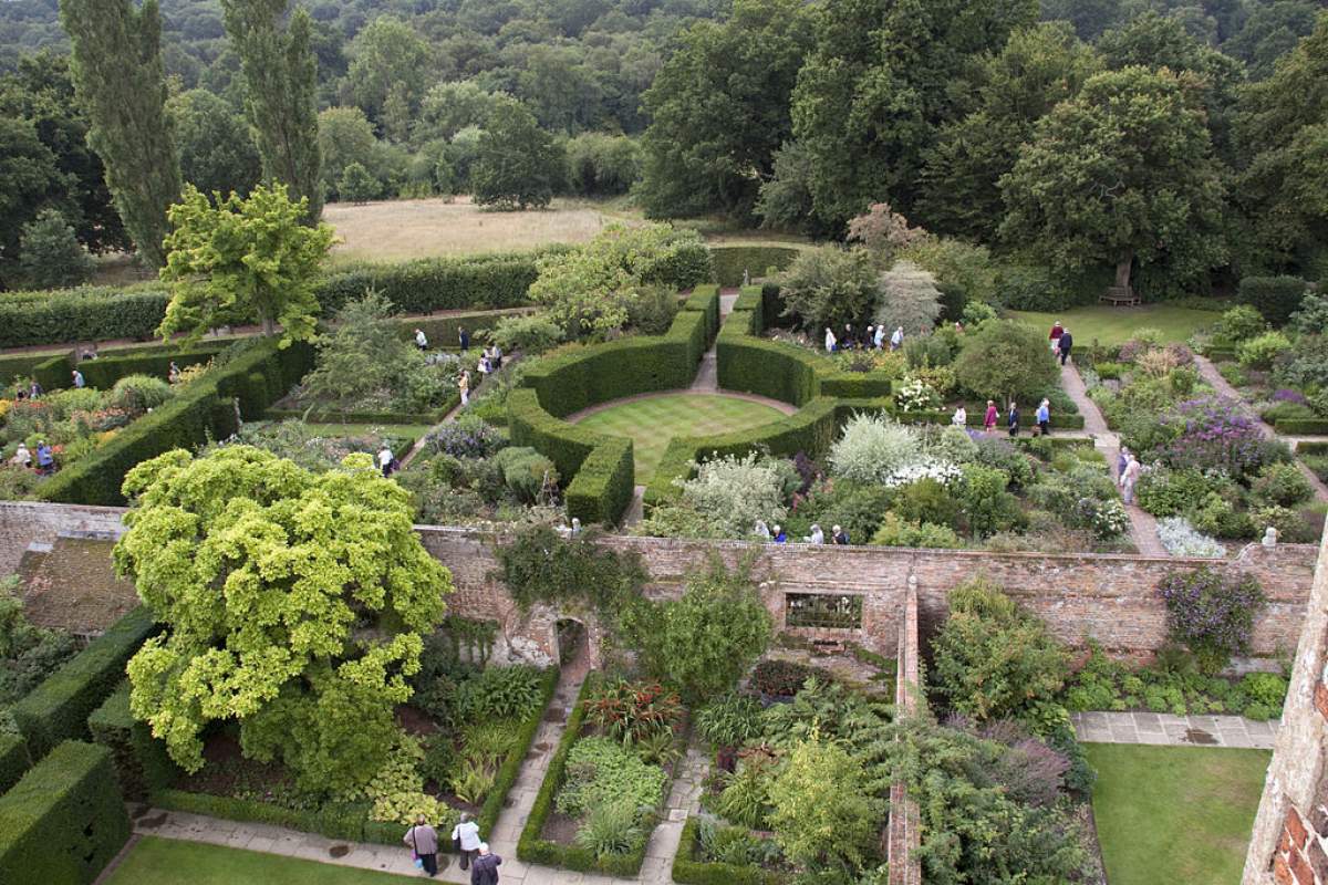 Sissinghurst Gardens. (Tony Hisgett / Wikimedia Commons)