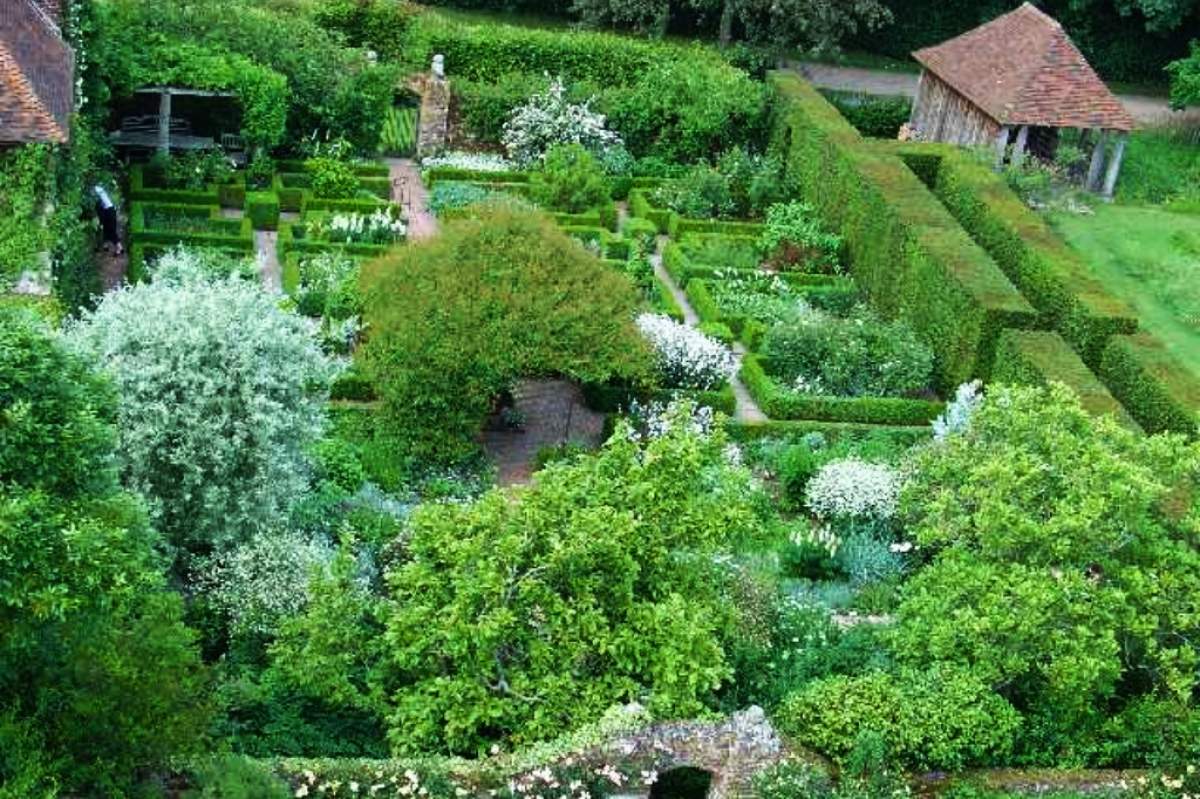 The White Garden at Sissinghurst. (Pete Chapman / Wikimedia Commons)