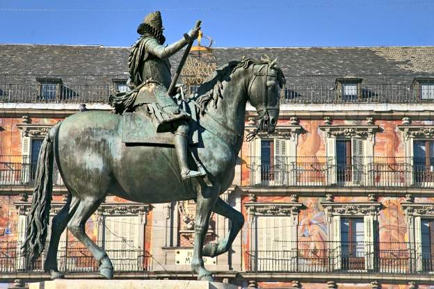 Mayor square in Madrid features an equestrian statue of the Spanish King Felipe III, constructed in 1616 by the Italian sculptors Giovanni de Bologna and his apprentice Pietro Tacca.