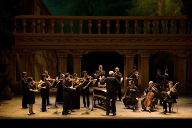 Memebers of Il Complesso Barocco in concert.