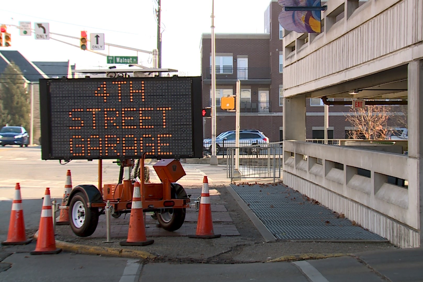 A sign that says the fourth street garage is closed