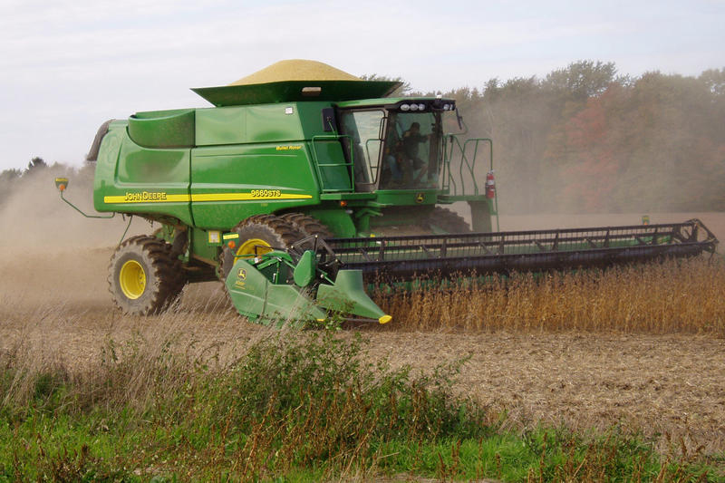 Harvesting_soybeans-Wikimedia.jpg