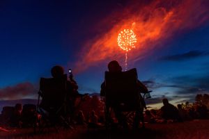people watch fireworks